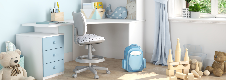 Weisser Bürostuhl für Kinder in blauem Kinderzimmer